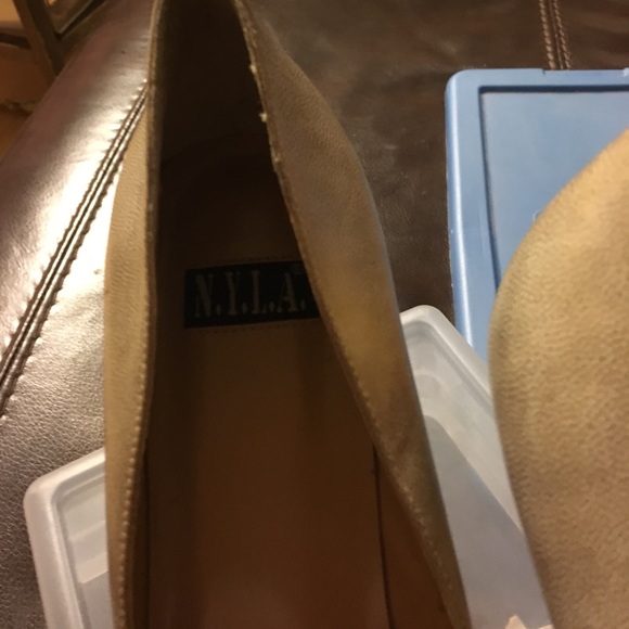 Gold tone pointy high heel with faux buckle - Picture 4 of 6